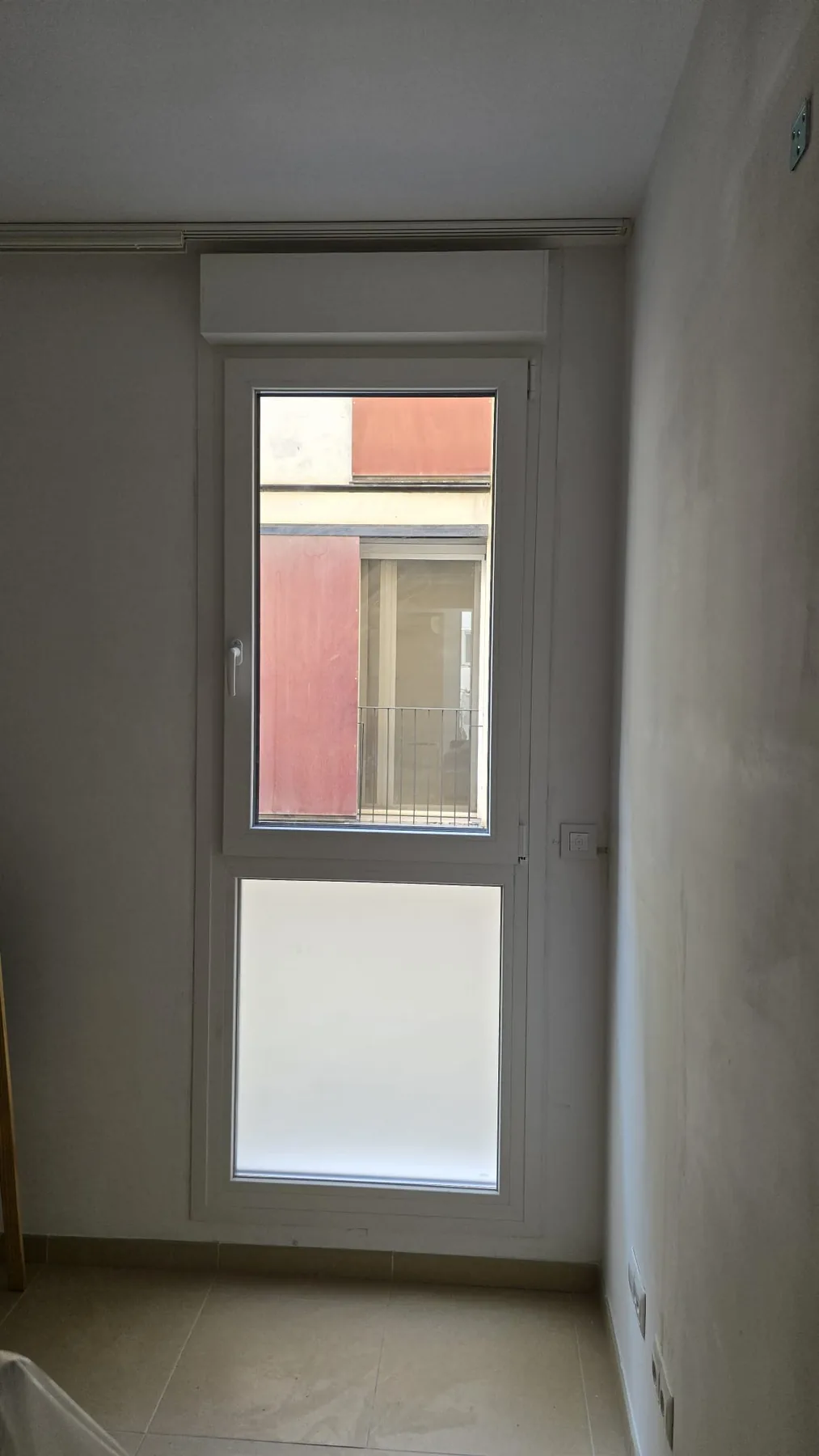 Ventana blanca con vidrio inferior de privacidad