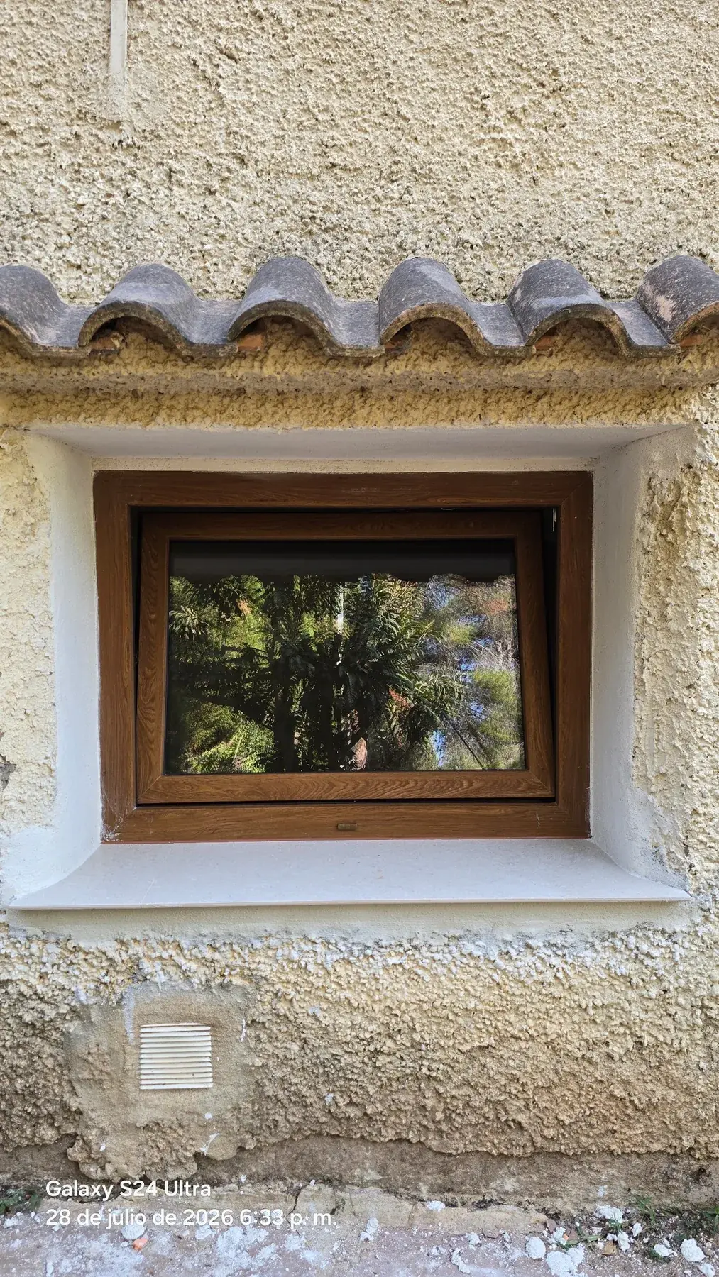 Fachada de chalet con varias ventanas de PVC acabado madera instaladas