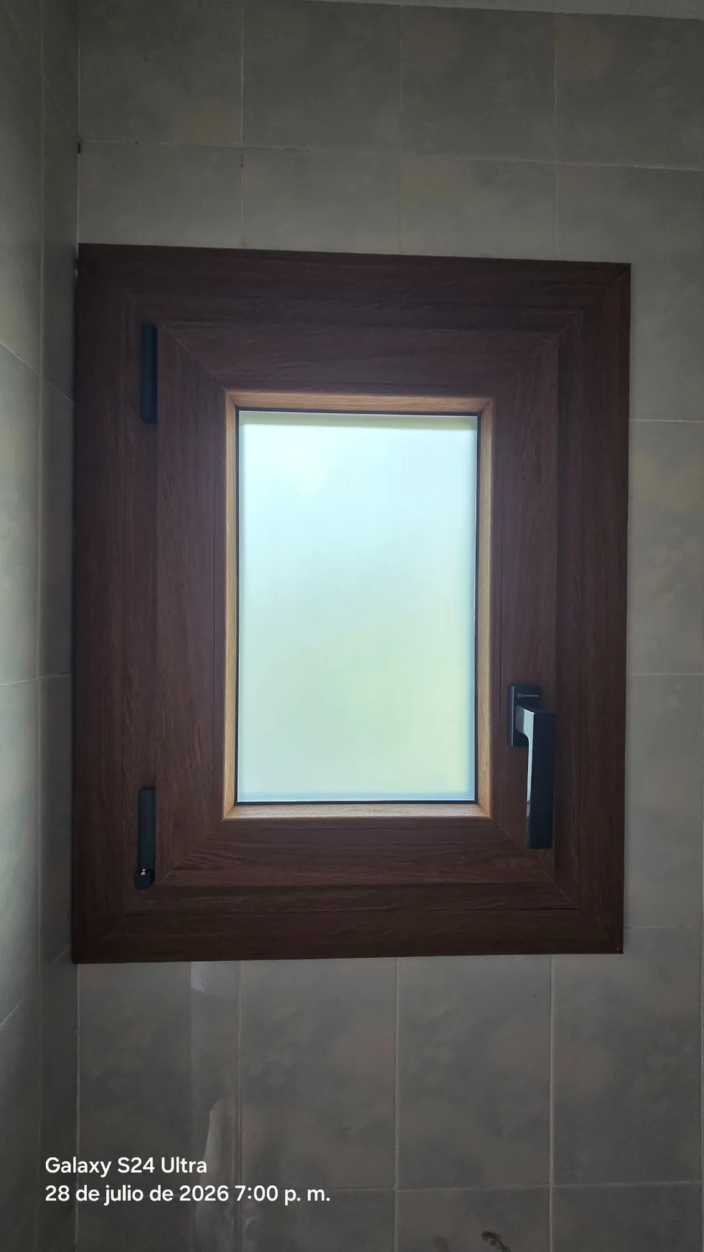 Ventana de baño en acabado madera con vidrio mate