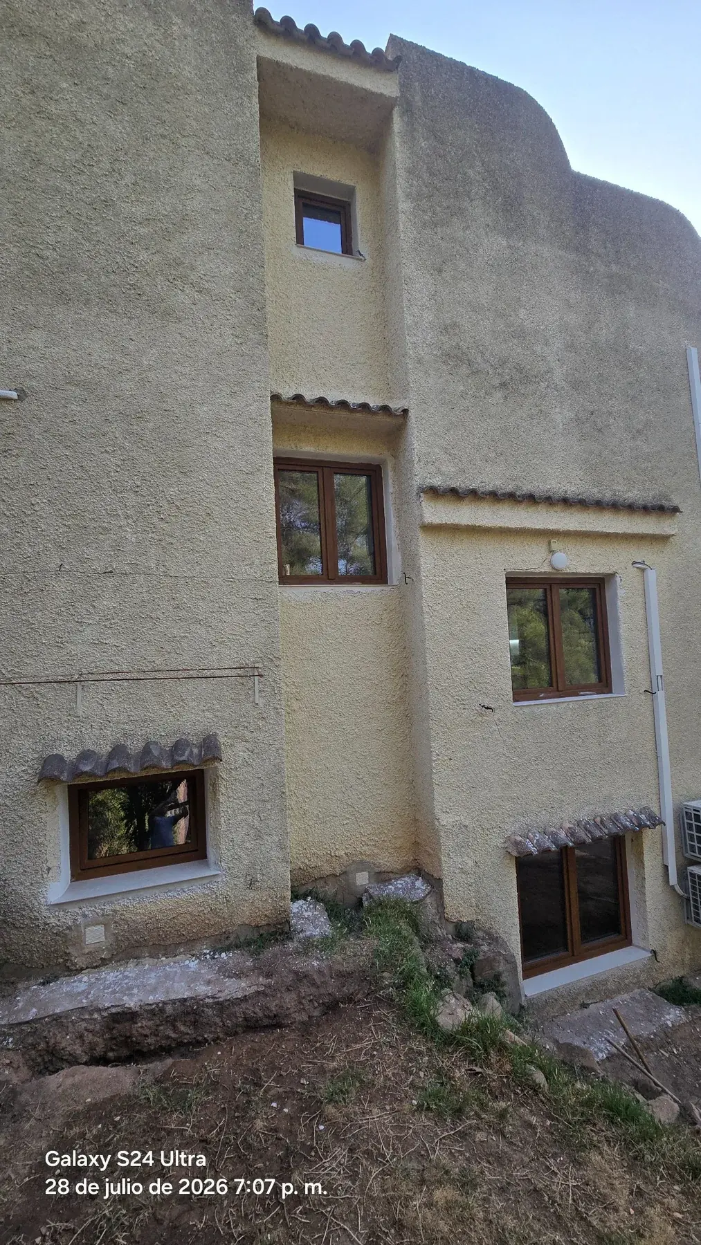 Ventana de PVC acabado madera con vierteaguas exterior