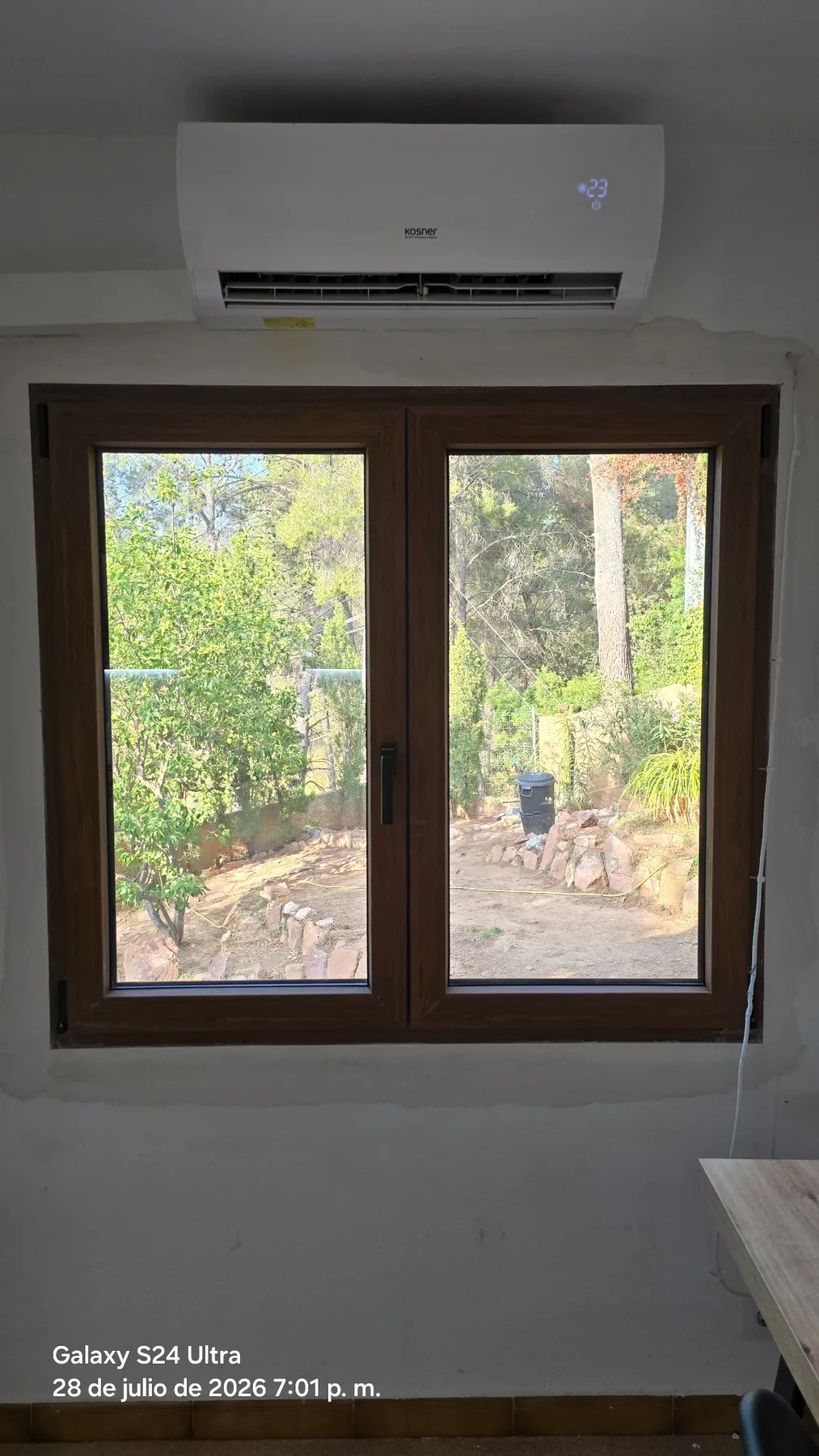 Ventana de dos hojas en acabado madera vista desde el interior