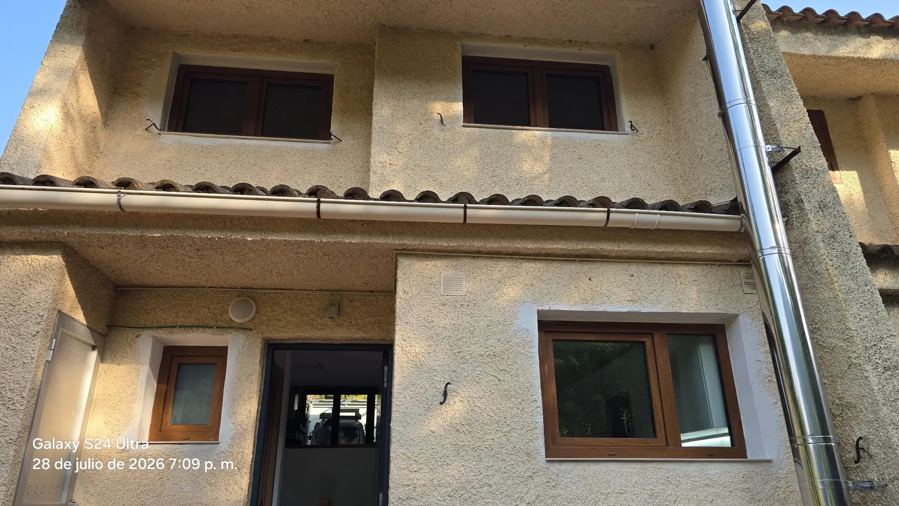 Ventana oscilobatiente pequeña en acabado madera