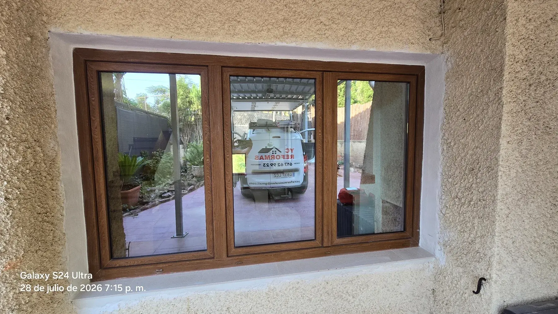 Ventanal de tres hojas en PVC acabado madera instalado en chalet