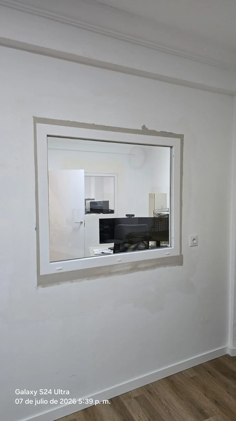 Ventana fija interior blanca instalada en oficina