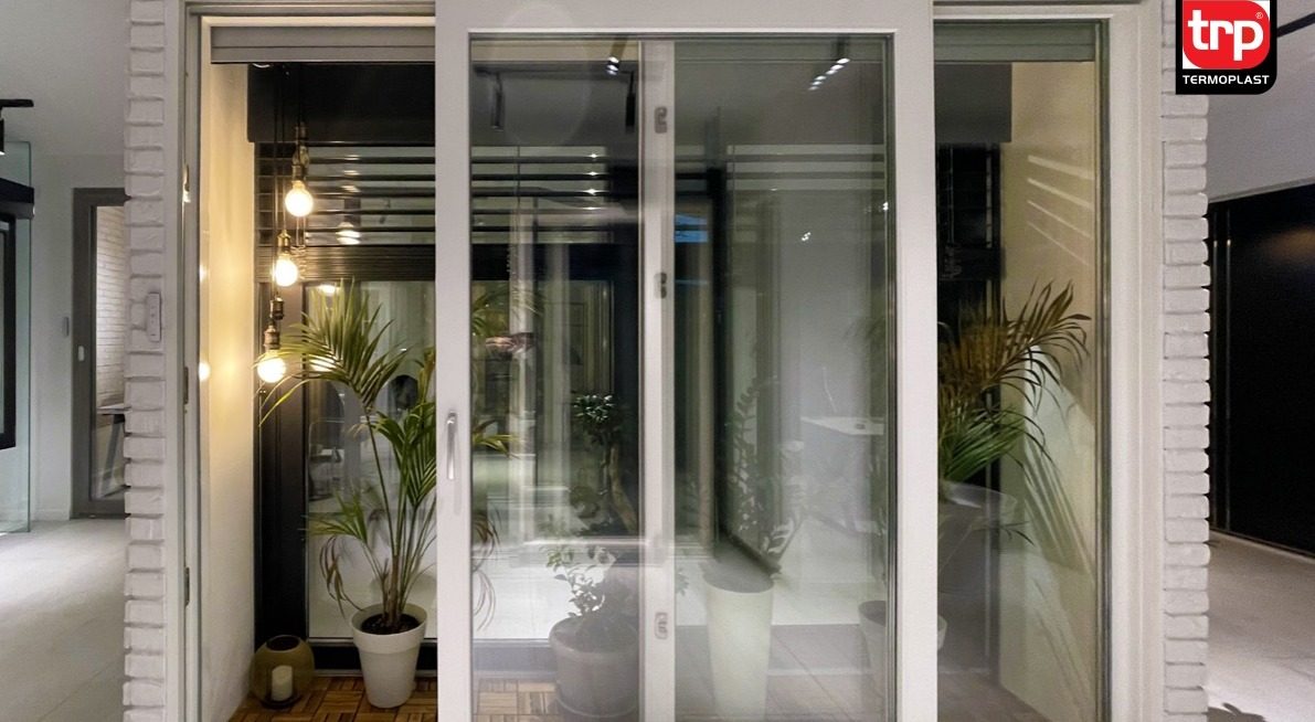 Ventana corredera blanca instalada