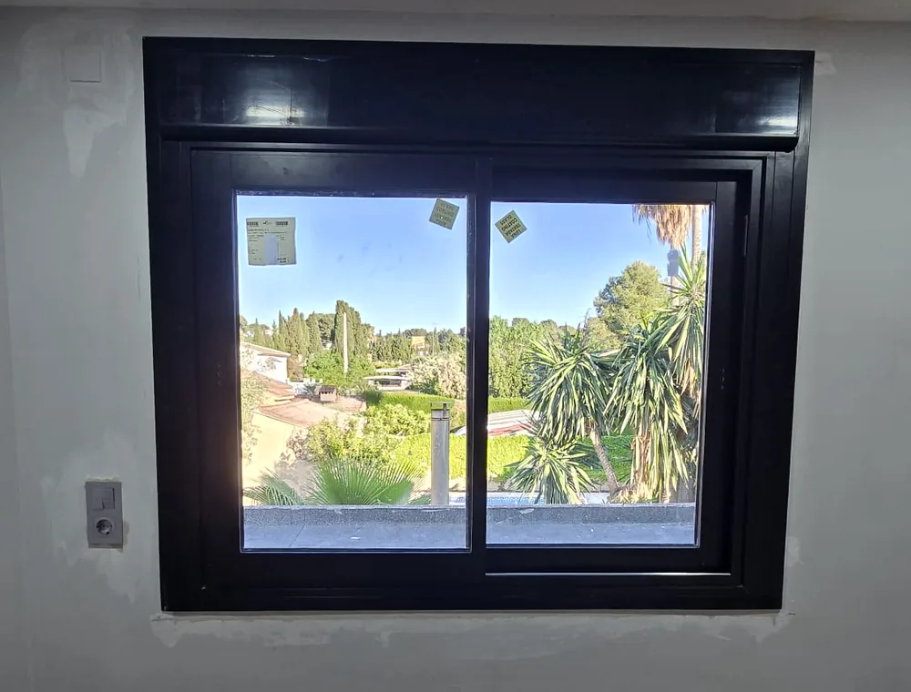 Ventana antracita instalada