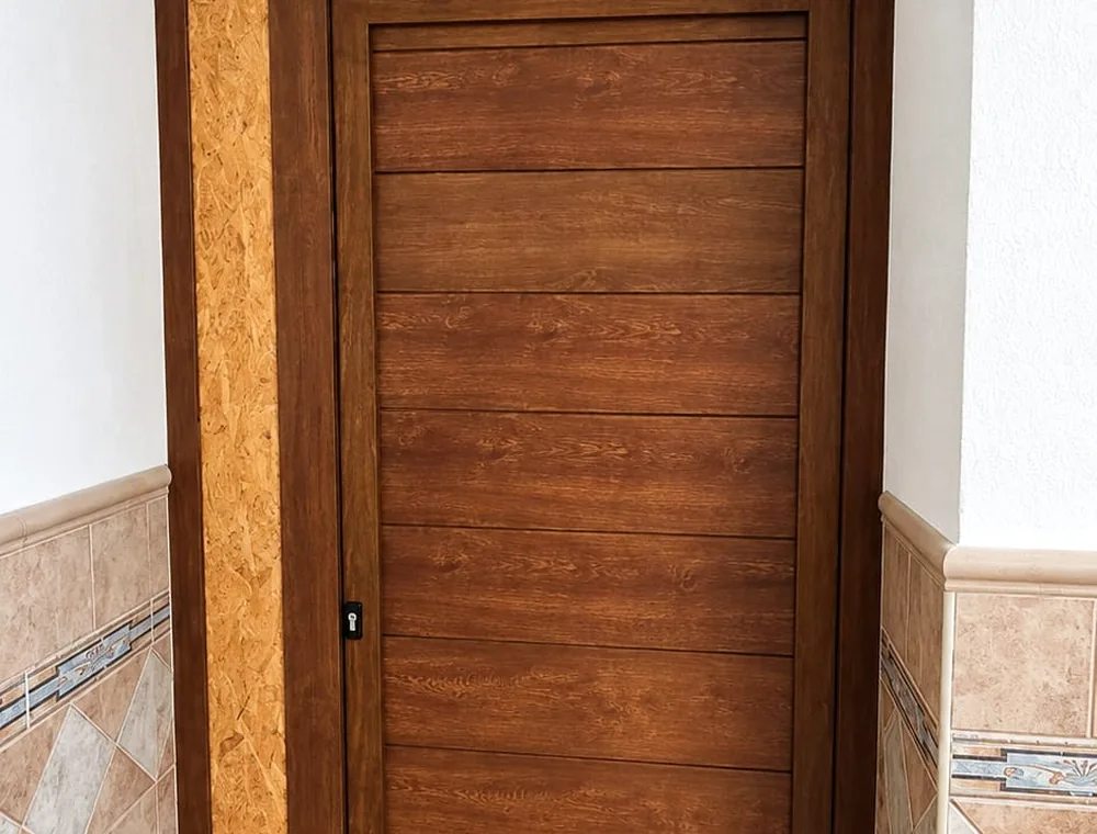 Puerta de entrada con fijo lateral